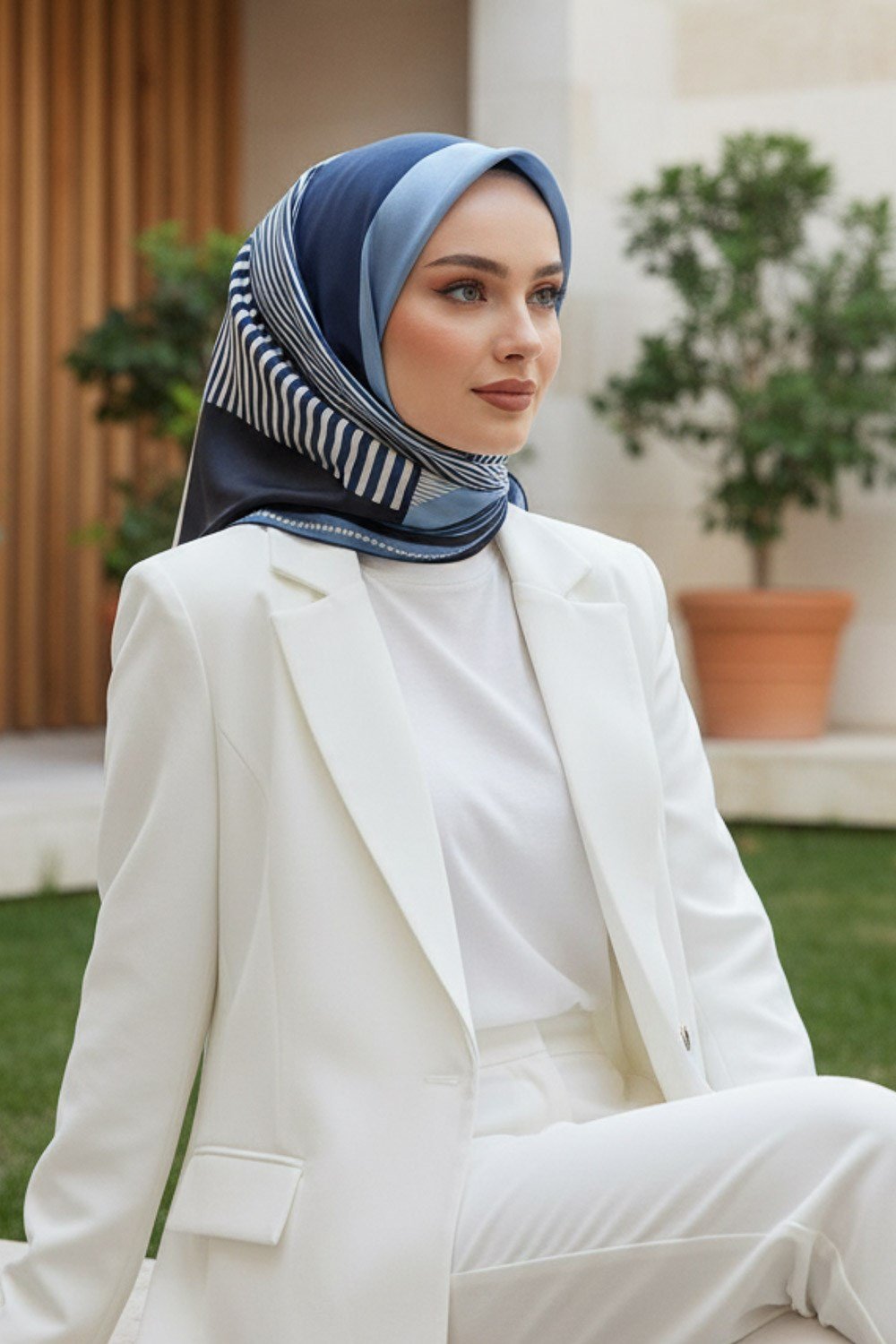 %100 Twill İpek Geometrik Desenli İndigo Renkli 90x90 Eşarp Dikim Şekli : El Dikişi