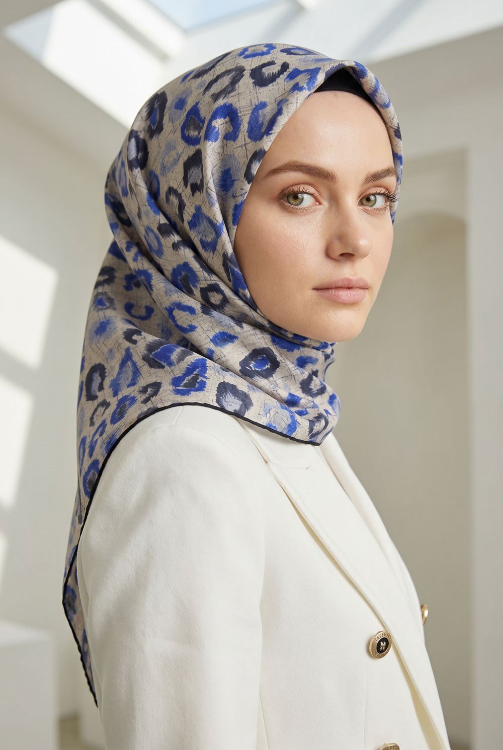 %100 Twill İpek Renkli Leopari Desenli Saks - Gri Renkli 90x90 Eşarp Kenar Dikiş Şekli El Dikişli