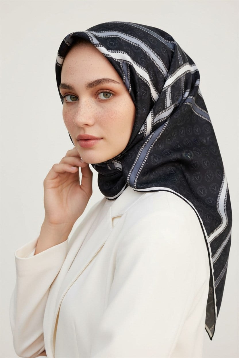 %100 Twill İpek Gold Şeritli Monogram Desenli Siyah - Gri Renkli 90x90 Eşarp Dikim Şekli : El Dikişi
