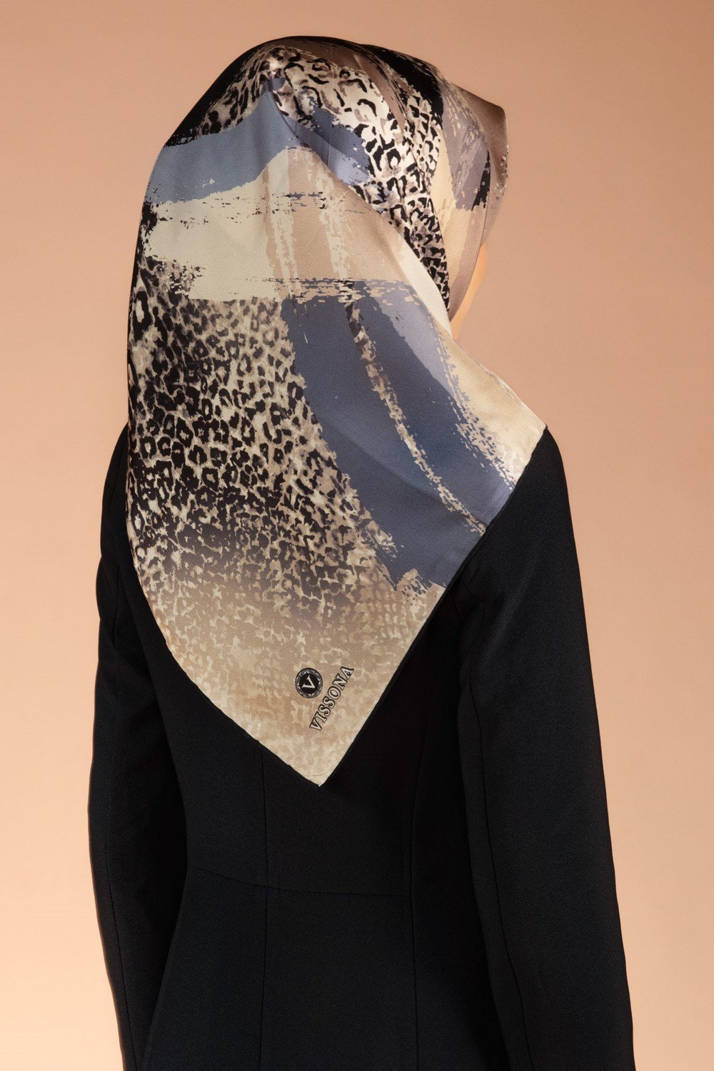 %100 Twill İpek Leopar ve Fırça Desenli Taş Renkli 90x90 Eşarp Dikim Şekli : El Dikişi
