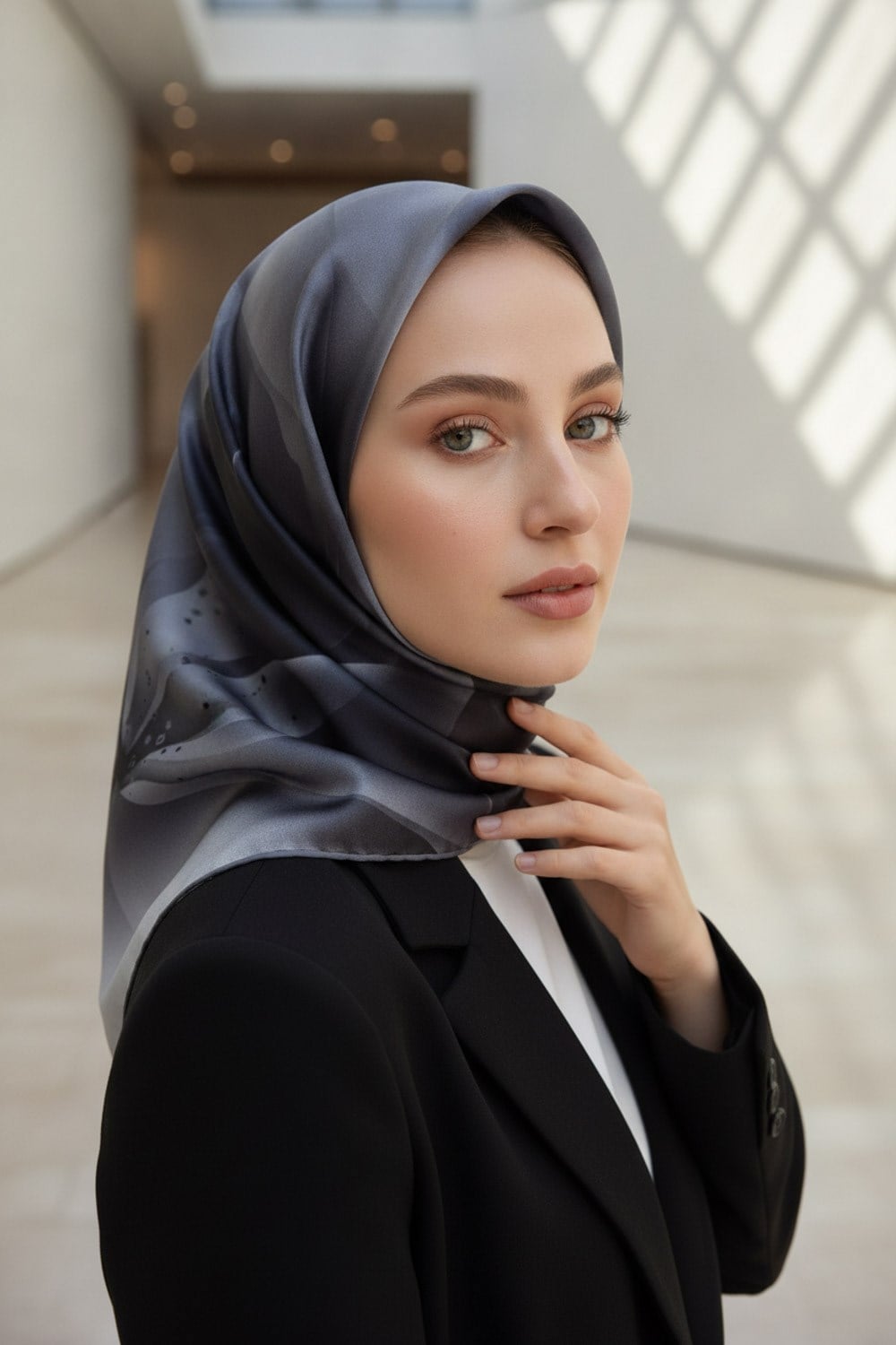 %100 Twill İpek Çiçek Desenli Gümüş Renkli 90x90 Eşarp Dikim Şekli : El Dikişi