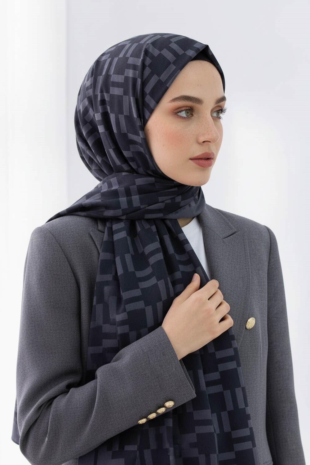 KREP MONOGRAM DESENLİ SİYAH RENKLİ 75X195 KIRIŞMAZ ŞAL