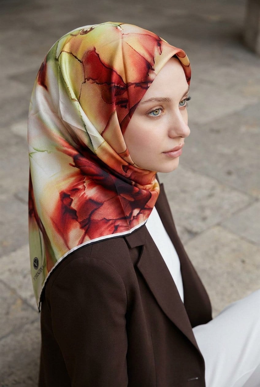 %100 Twill İpek Batik Çiçek Desenli Taba - Haki Yeşili Renkli 90x90 Eşarp Kenar Dikiş Şekli El Dikişli