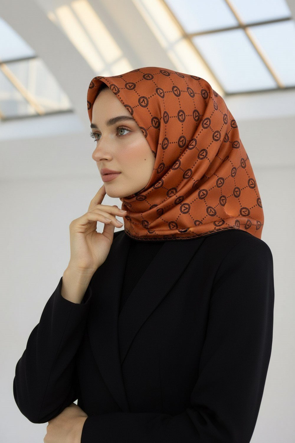 %100 Twill İpek Monogram Desenli Taba - Siyah Renkli 90x90 Eşarp Dikim Şekli : El Dikişi