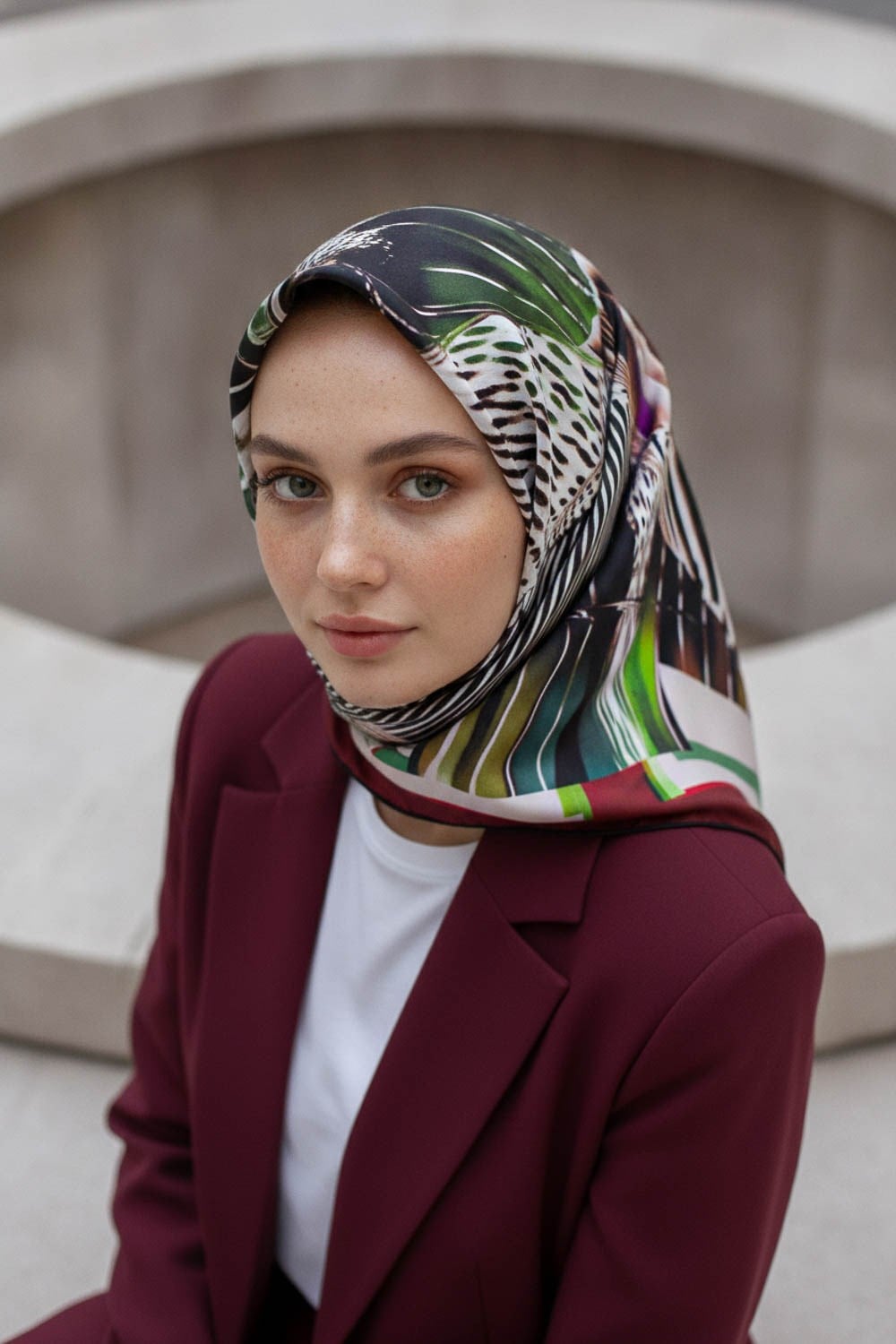 %100 Twill İpek Geometrik Desenli Bordo - Krem Renkli 90x90 Eşarp Dikim Şekli : El Dikişi