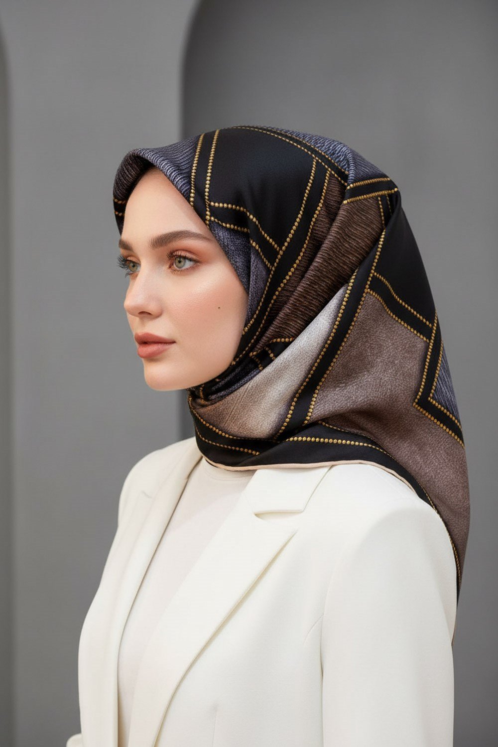 100% Twill İpek Gold Detaylı Kare Desenli Gri - Bej Renkli 90x90 Dikim Şekli : El Dikişi