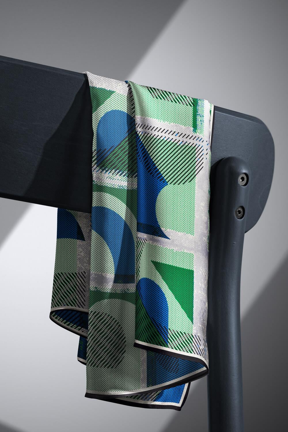 %100 Twill İpek Geometri Desenli Saks - Zümrüt Yeşili Renkli 90x90 Eşarp Kenar Dikiş Şekli El Dikişli