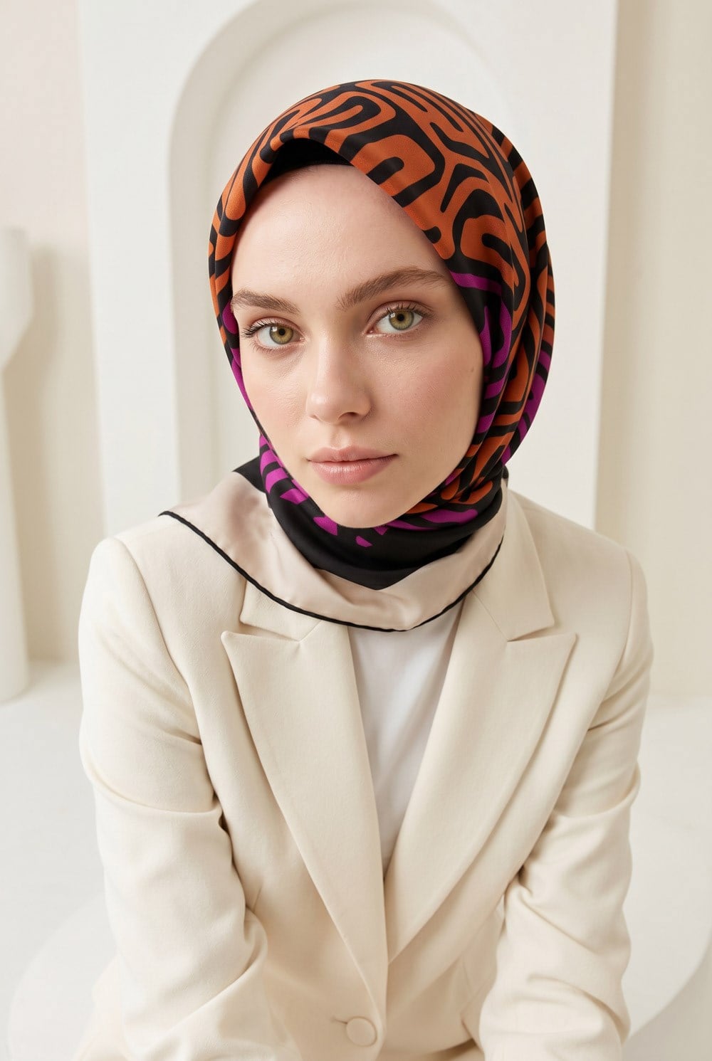 100% Twill İpek Bordürlü Dalga Desenli Fuşya - Turuncu Renkli 90x90 Dikim Şekli : El Dikişi Eşarp