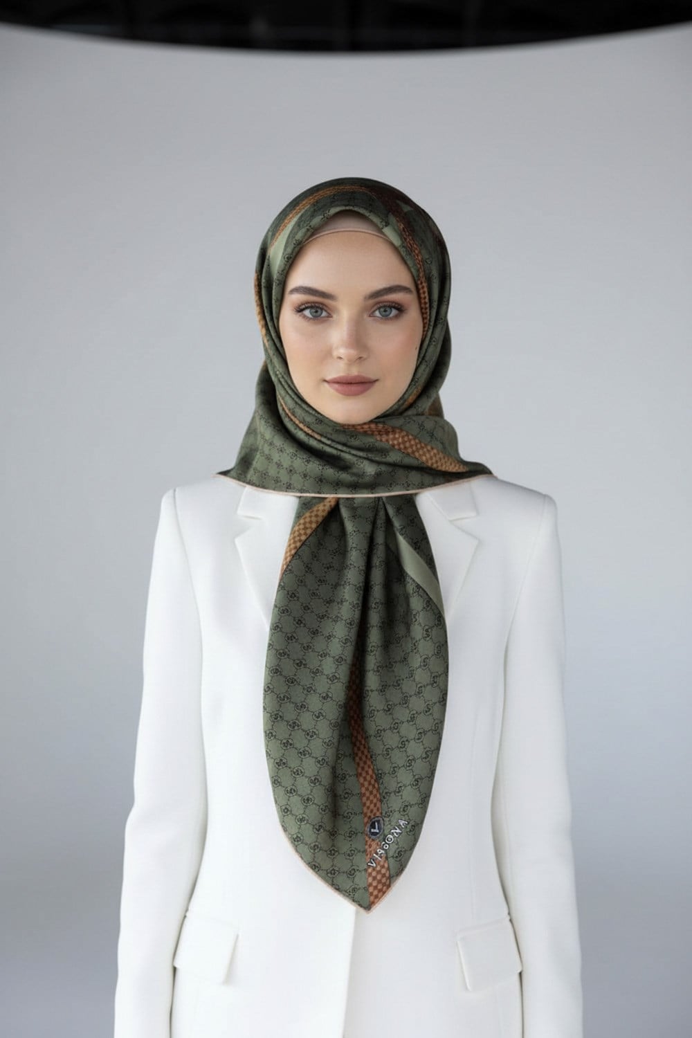 %100 Twill İpek Monogram Ve Şerit Desenli Haki - Taba Renkli 90x90 Eşarp Dikim Şekli : El Dikişi