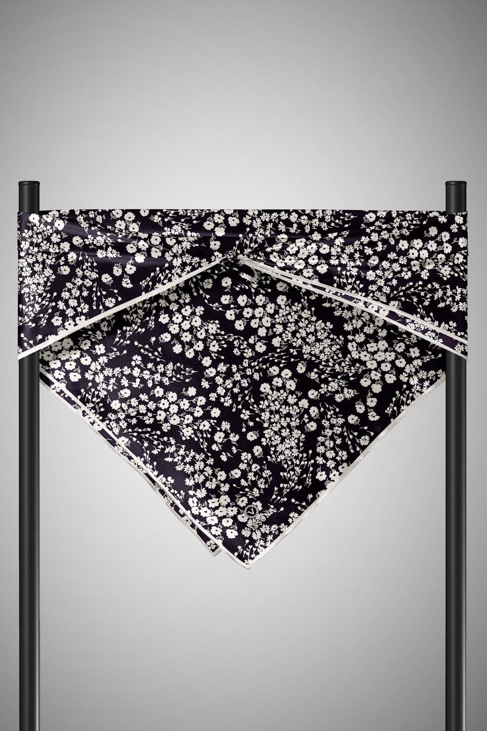 %100 Twill İpek Çıtır Çiçek Desenli Siyah - Krem Renkli 90x90 Eşarp Dikim Şekli : El Dikişi