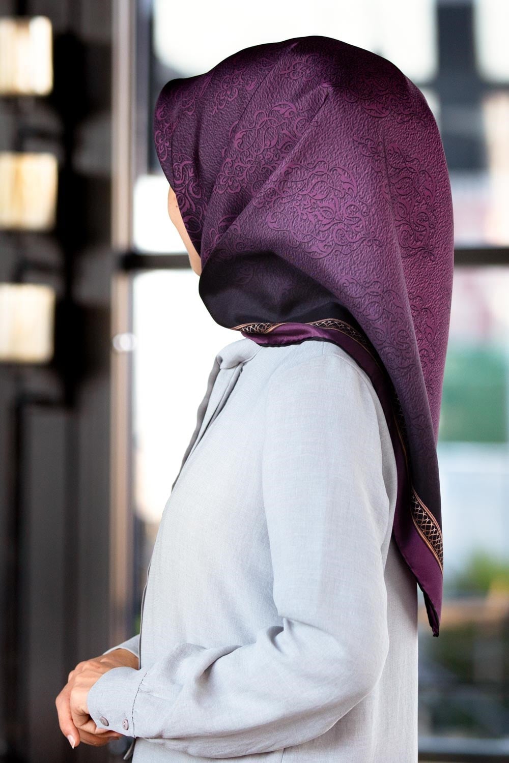 % 57 İPEK % 43 VİSKON Twill Barok Desenli Mürdüm Renkli 90x90 Eşarp Dikim Şekli: El Dikişi