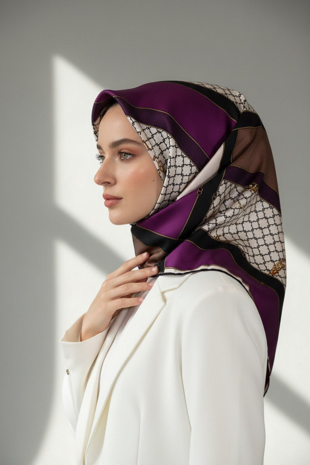 %100 Twill İpek Geometrik Desenli Mürdüm - Siyah Renkli 90x90 Eşarp Dikim Şekli : El Dikişi