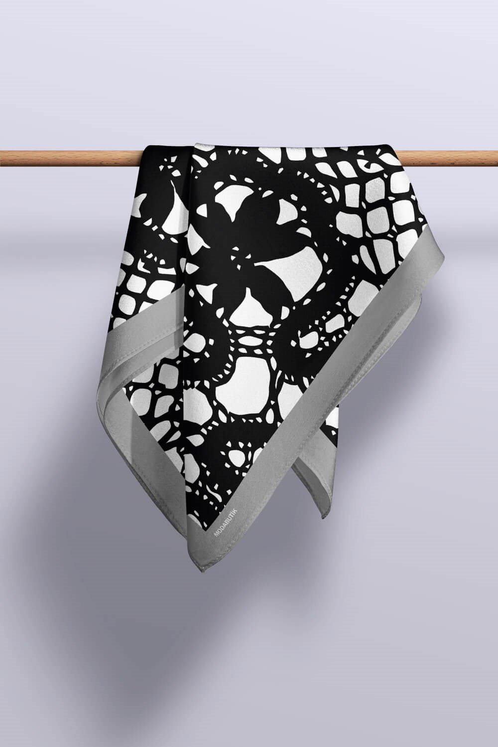 Violla F4 Kadın Zincir Desenli Bandana 50x50 Siyah Beyaz DG0101-22