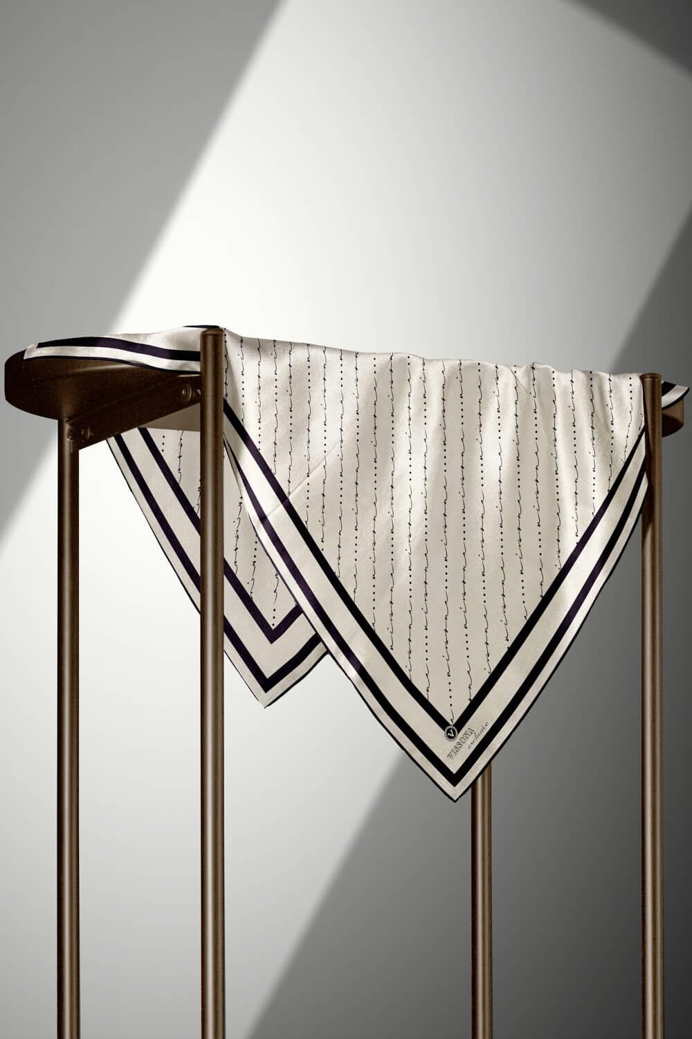 %100 Twill İpek El Yazısı Vissona Desenli Krem - Siyah Renkli Daha Tok Exclusive Serisi 90x90 Eşarp Kenar Dikiş Şekli : El Dikişi