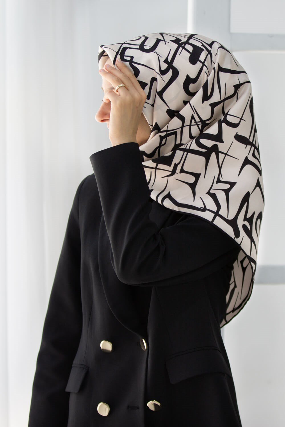 % 57 İPEK % 43 VİSKON Twill İpek Soyut Geometrik Desenli Krem - Siyah Renkli 90x90 Eşarp Dikim Şekli : El Dikişi