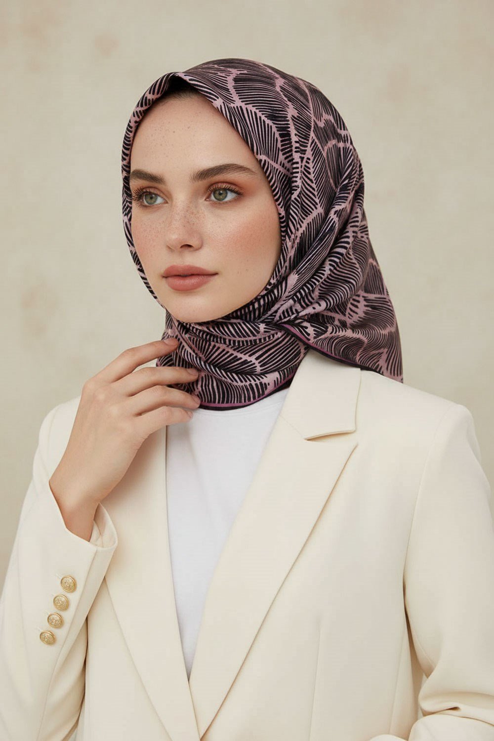 %100 Twill İpek Geometrik Desenli Pudra - Siyah Renkli 90x90 Eşarp Dikim Şekli : El Dikişi