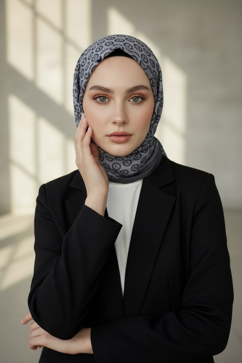 KREP MONOGRAM DESENLİ GRİ RENKLİ 75X195 KIRIŞMAZ ŞAL