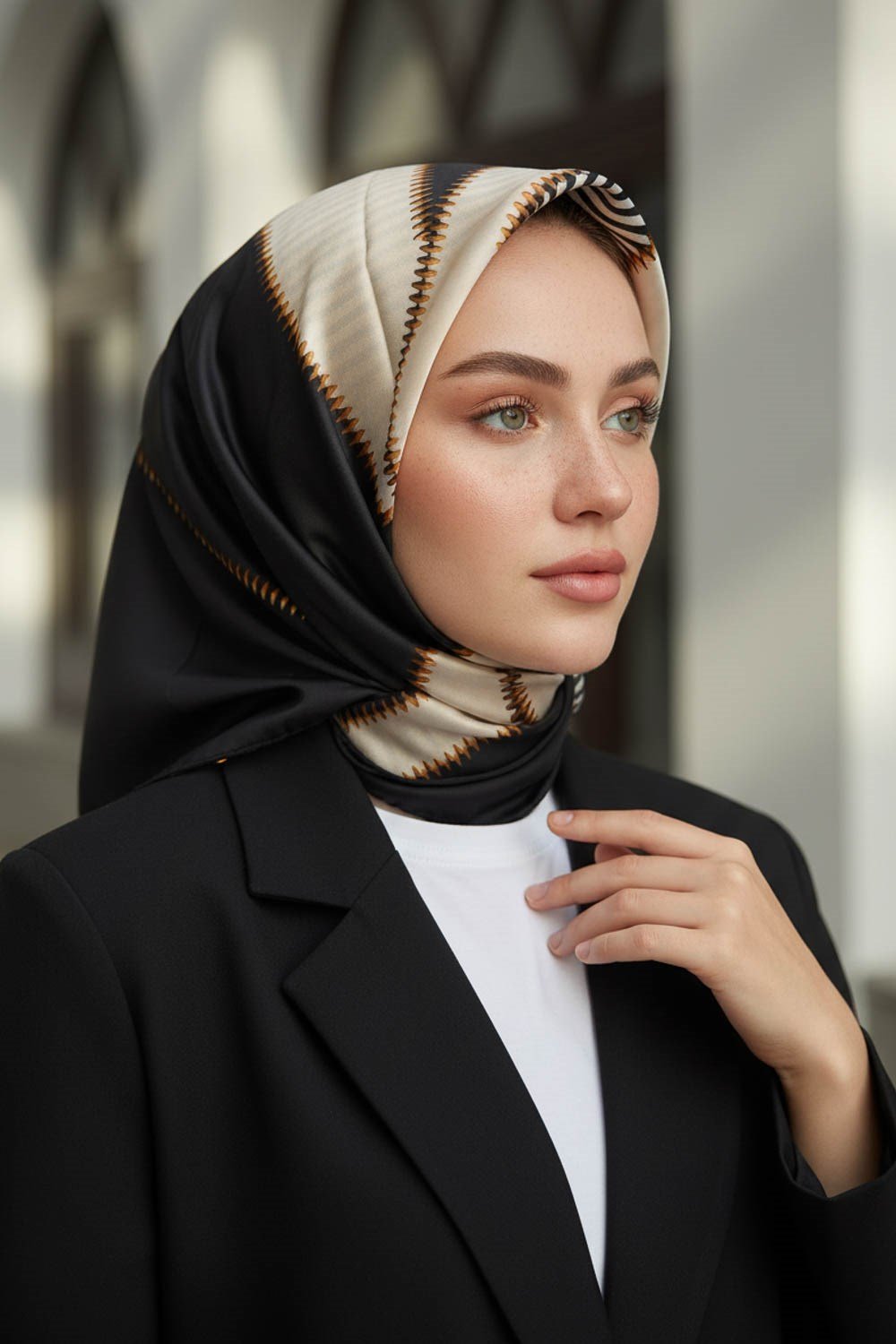 %100 Twill İpek Geometrik Desenli Gümüş - Siyah Renkli 90x90 Eşarp Dikim Şekli : El Dikişi