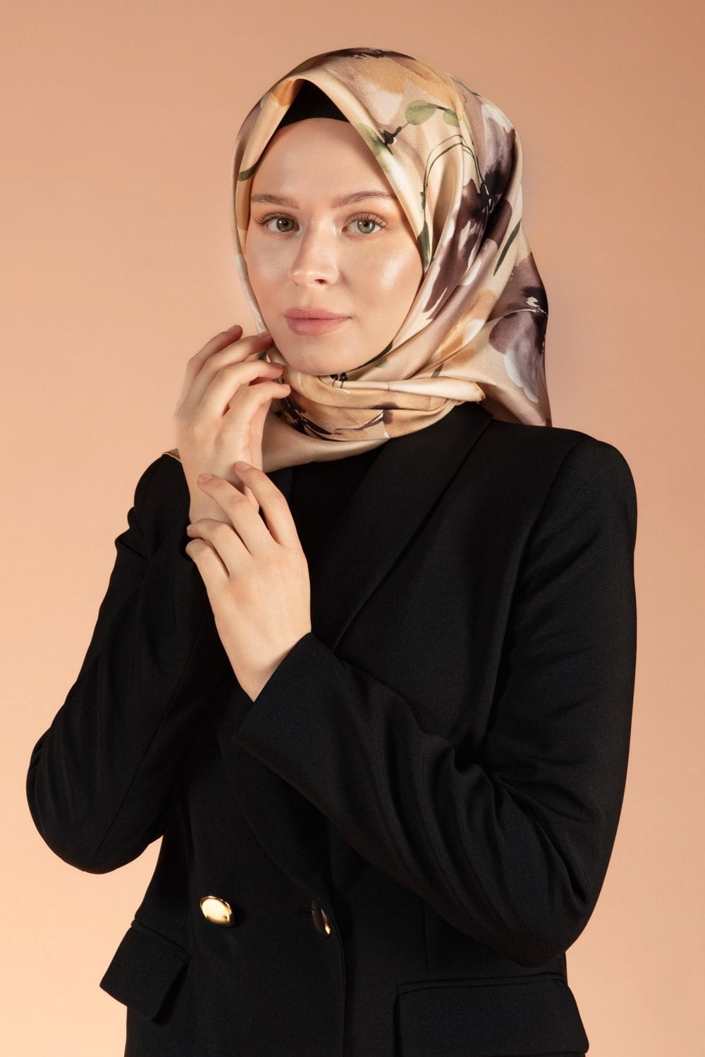 %100 Twill İpek Çiçek Desenli Bej - Sütlü Kahve Renkli 90x90 Dikim Şekli : El Dikişi Eşarp