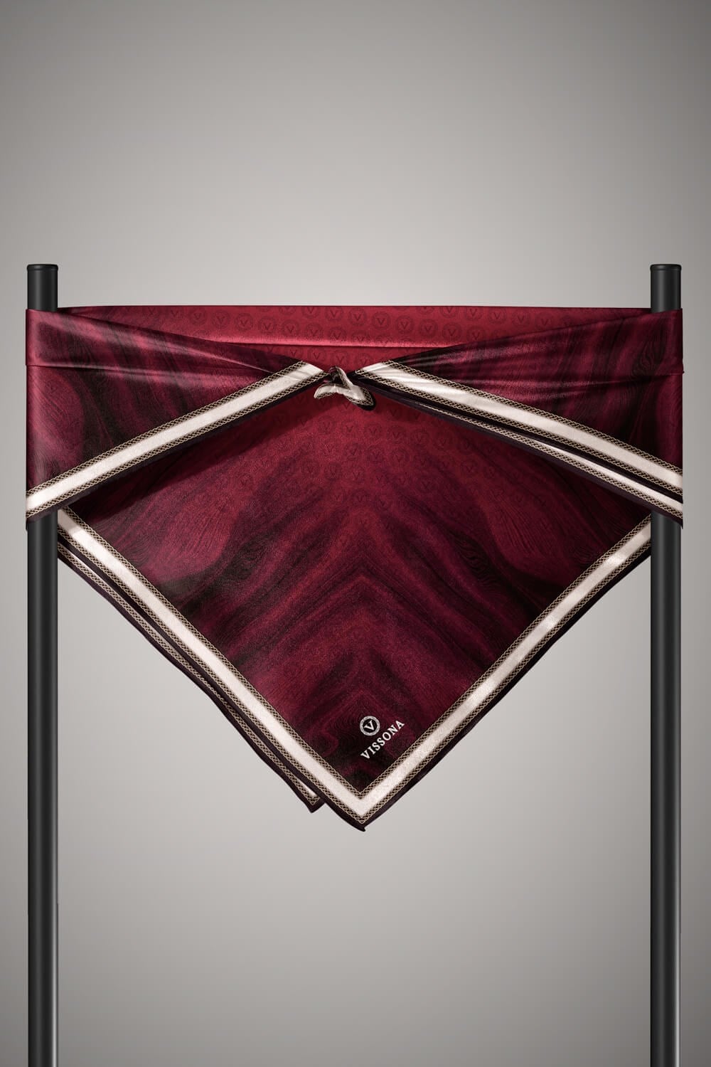 100% Twill İpek Monogram Desenli Bordo Renkli 90x90 Dikim Şekli : El Dikişi Eşarp