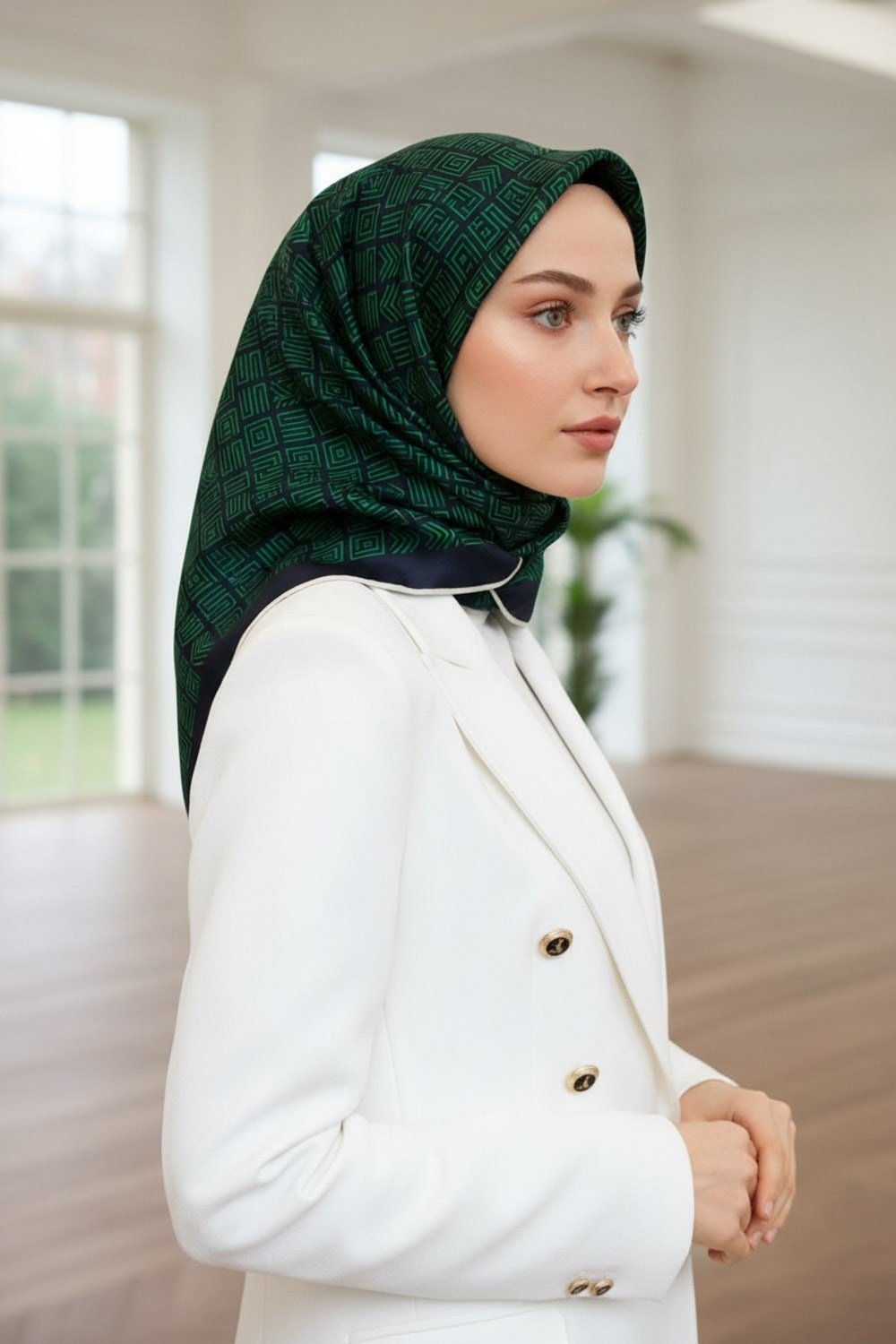 %57 İPEK %43 VİSKON Twill İpek Etnik Motif Desenli Zümrüt Yeşili - Lacivert Renkli 90x90 Eşarp Dikim Şekli : El Dikişi