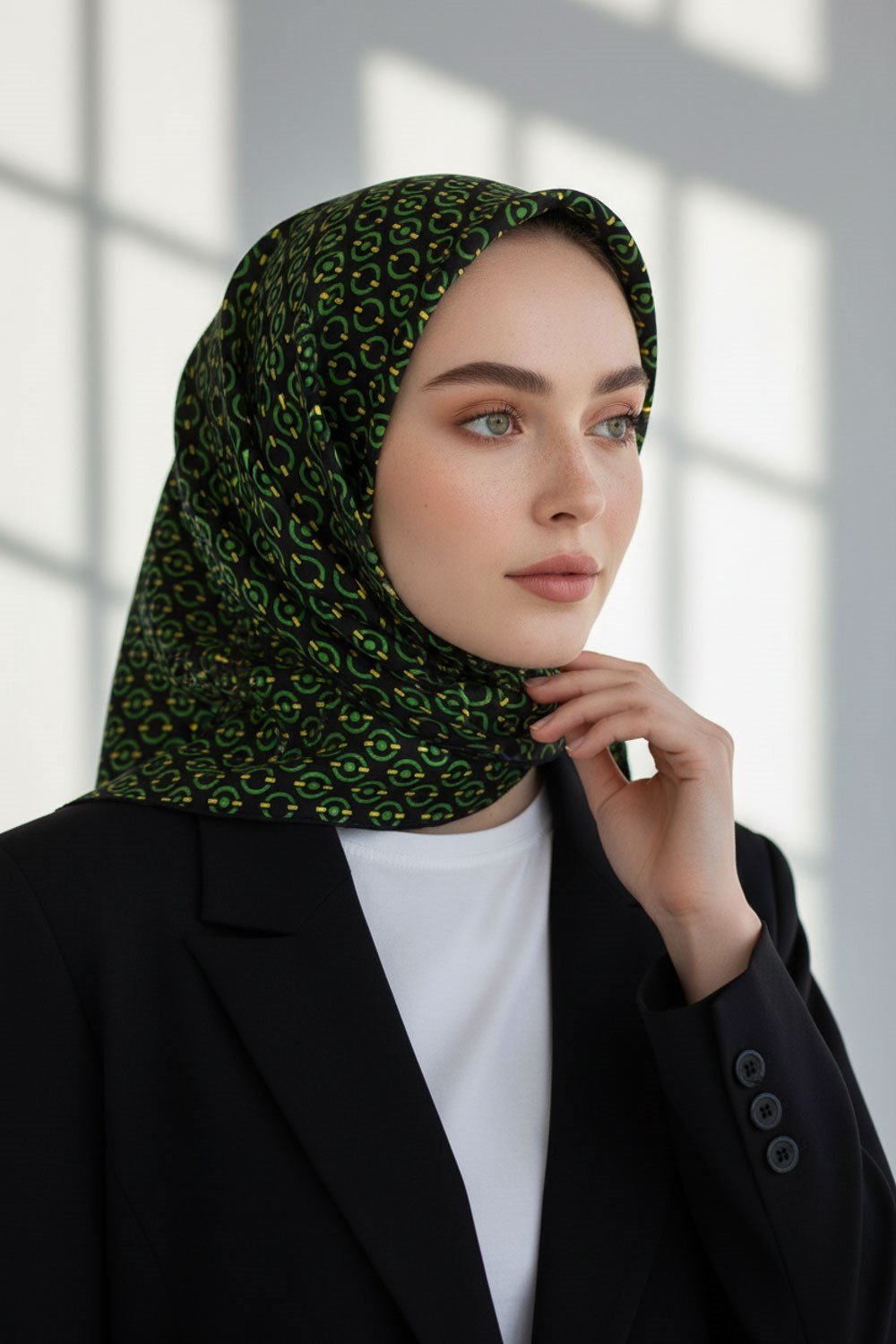 %100 Twill İpek Zincir Desenli Siyah - Zümrüt Renkli 90x90 Eşarp Kenar Dikiş Şekli El Dikişli