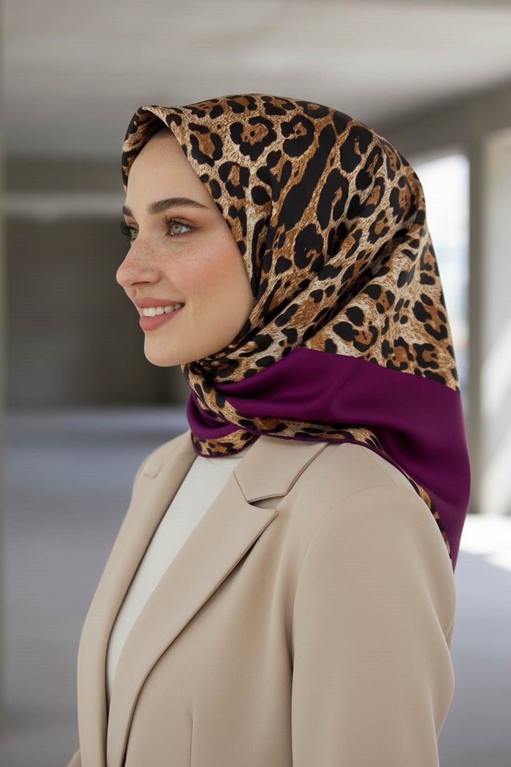 %100 Twill İpek Leopar Desenli Mürdüm Renkli 90x90 Eşarp Dikim Şekli : El Dikişi