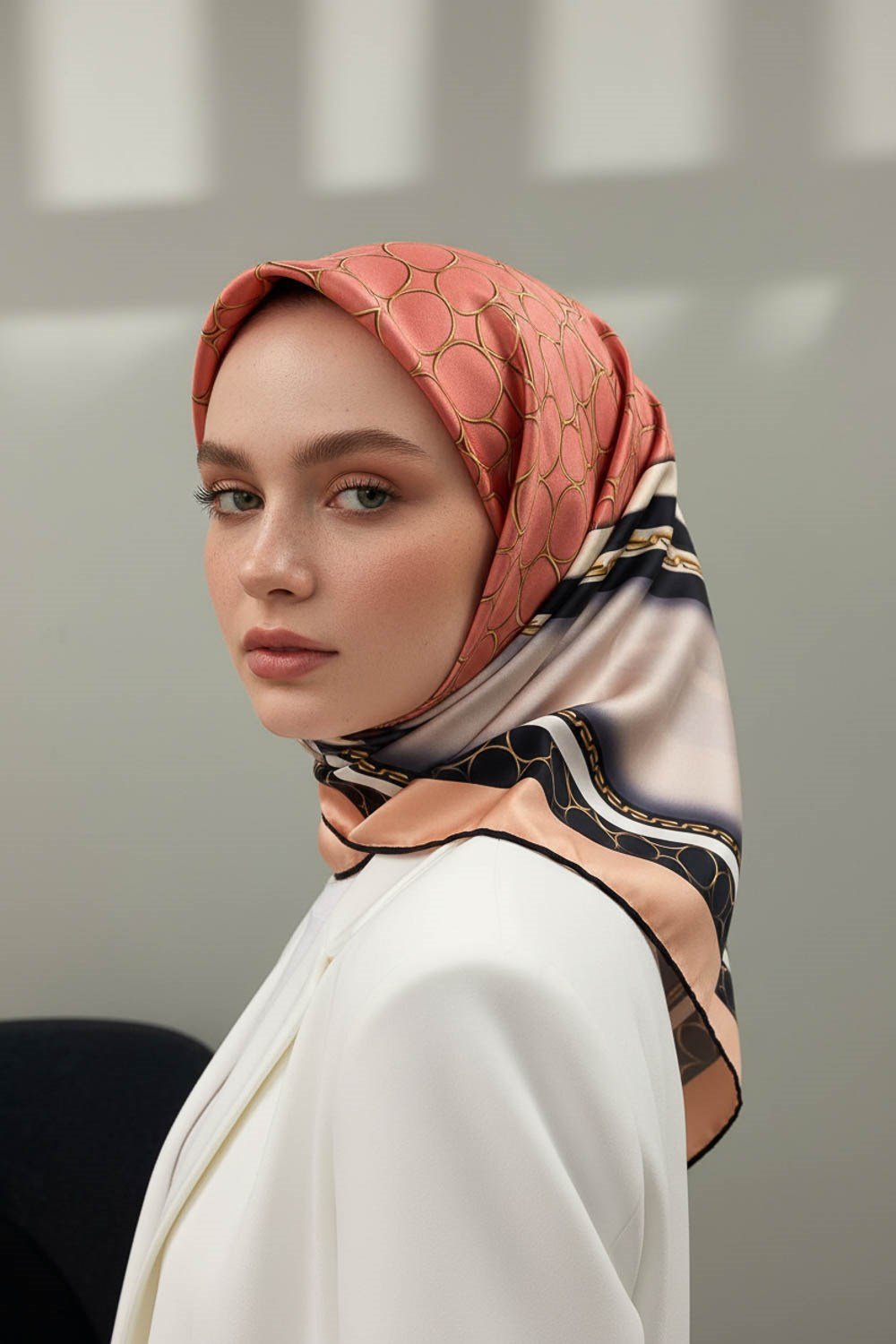 % 57 İPEK % 43 VİSKON Twill İpek Gold Halka Desenli Nar Çiçeği - Siyah Renkli 90x90 Eşarp Dikim Şekli : El Dikişi