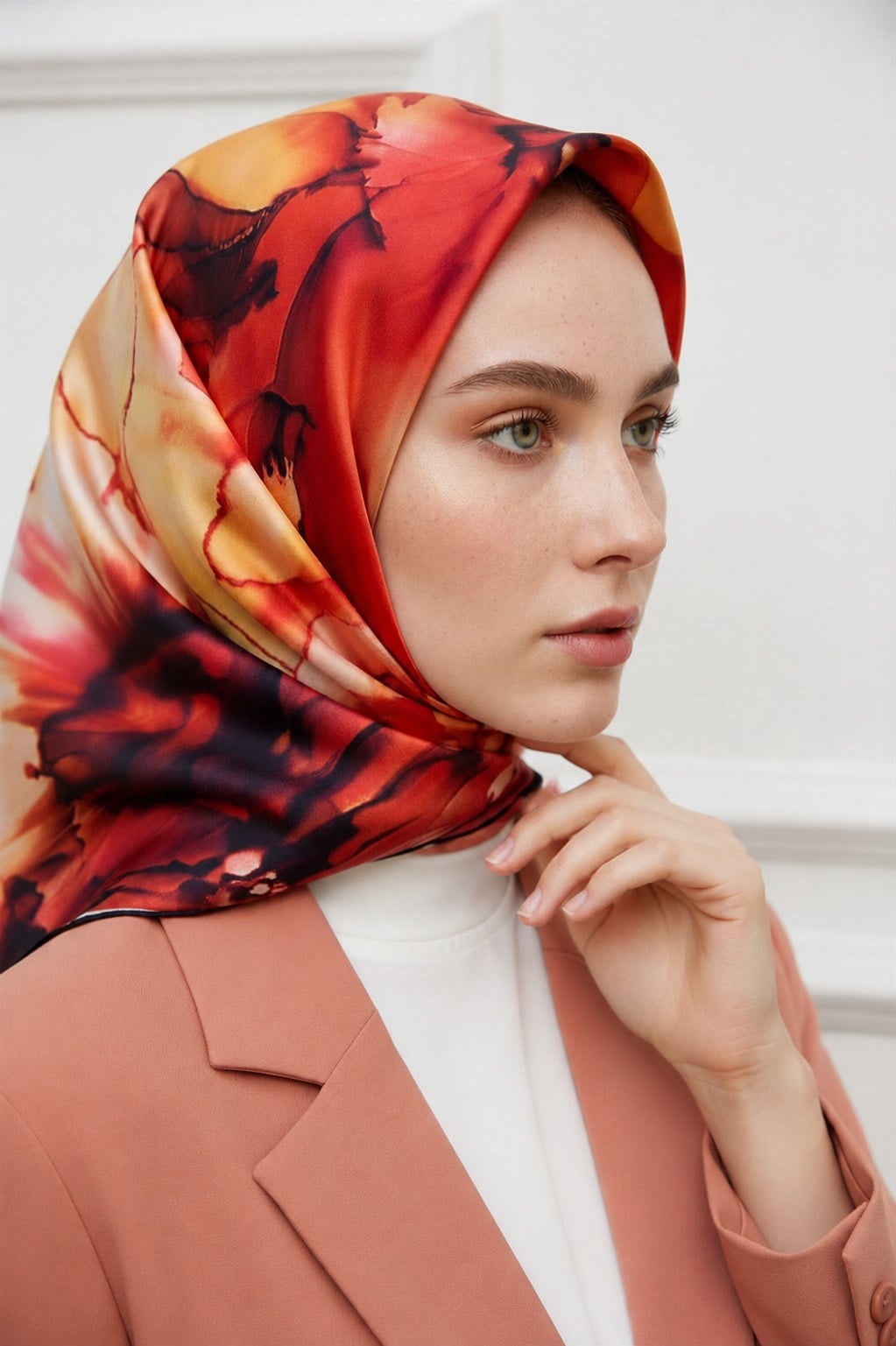 %100 Twill İpek Batik Çiçek Desenli Hardal - Kırmızı Renkli 90x90 Eşarp Kenar Dikiş Şekli El Dikişli