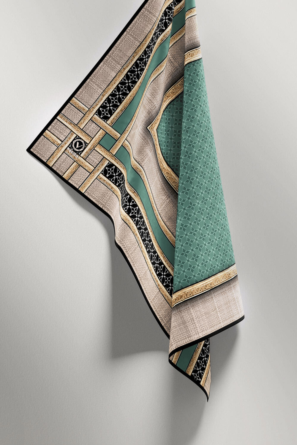 Twill Gold Bordürlü Geometrik Desenli Petrol Yeşili Renkli 90x90 Eşarp (İpek İçermez) Kenar Dikiş Şekli El Dikişli