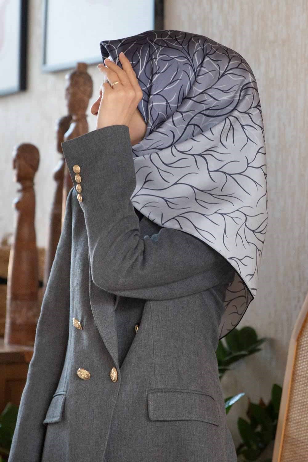 %100 Twill İpek Degrade Desenli Siyah Renkli 90x90 Eşarp Dikim Şekli : El Dikişi