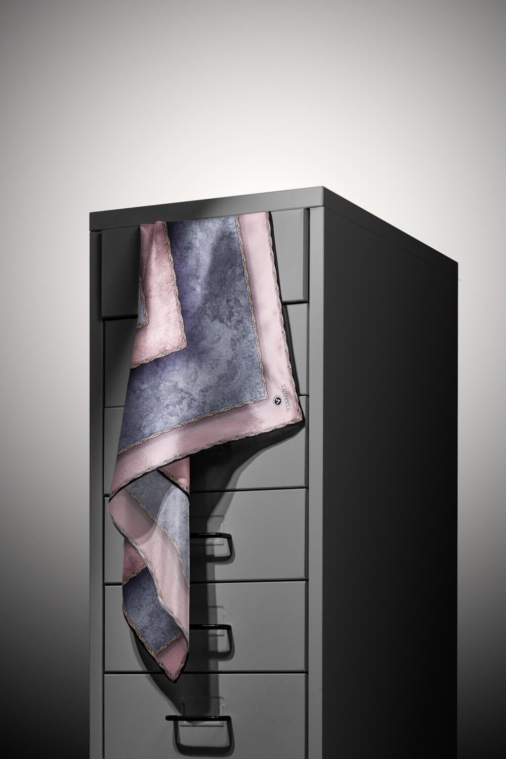 % 57 İPEK % 43 VİSKON Twill İpek Dokulu Geometrik Desenli Pudra - Gri Renkli 90x90 Eşarp Dikim Şekli : El Dikişi
