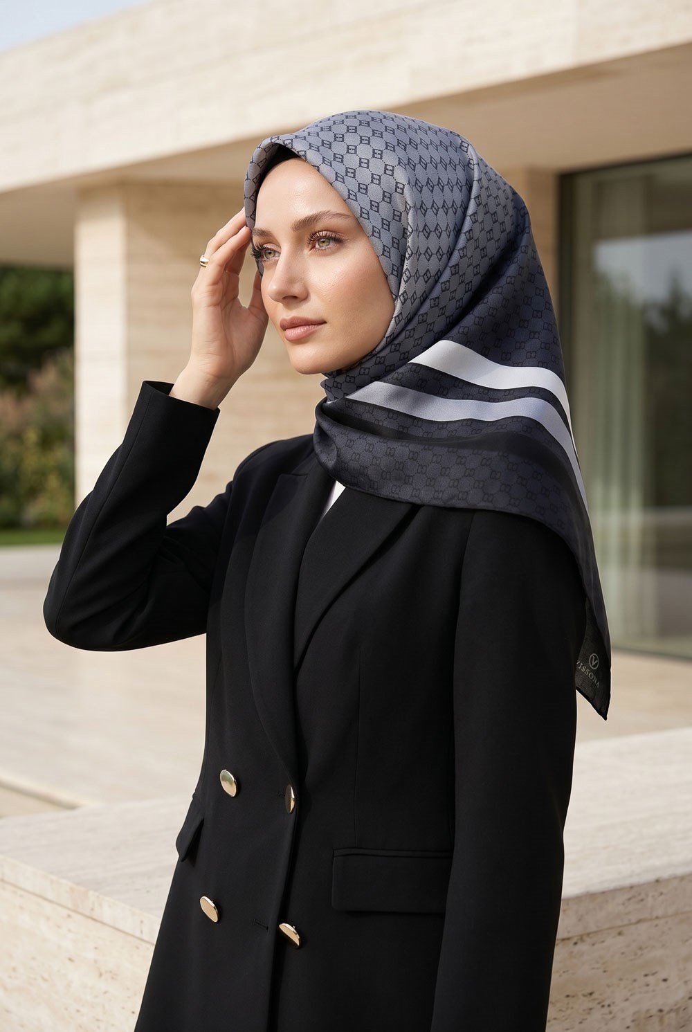 % 57 İPEK % 43 VİSKON Twill İpek Degrade Desenli Siyah - Krem Renkli 90x90 Eşarp Dikim Şekli : El Dikişi