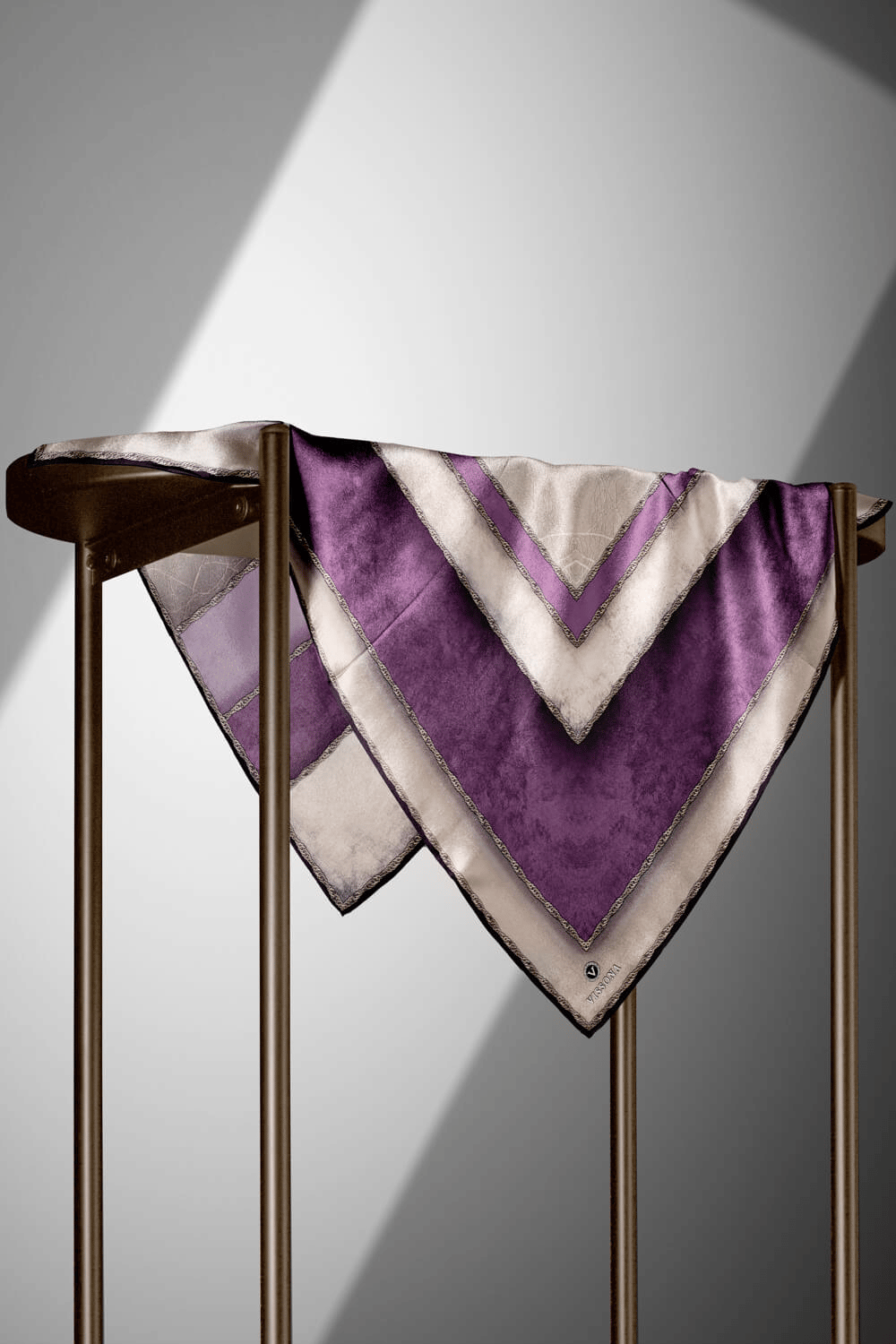 % 57 İPEK % 43 VİSKON Twill İpek Dokulu Geometrik Desenli Lila - Bej Renkli 90x90 Eşarp Dikim Şekli : El Dikişi