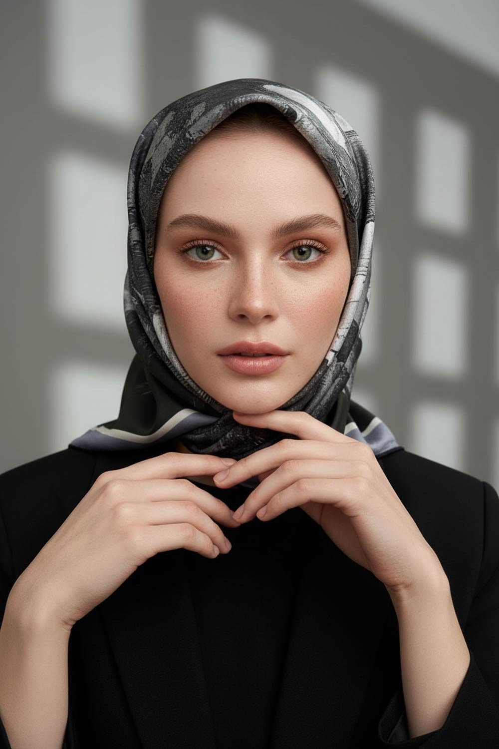 %100 Twill İpek Yağlı Boya Çiçek Desenli Gri Renkli 90x90 Eşarp Dikim Şekli : El Dikişi