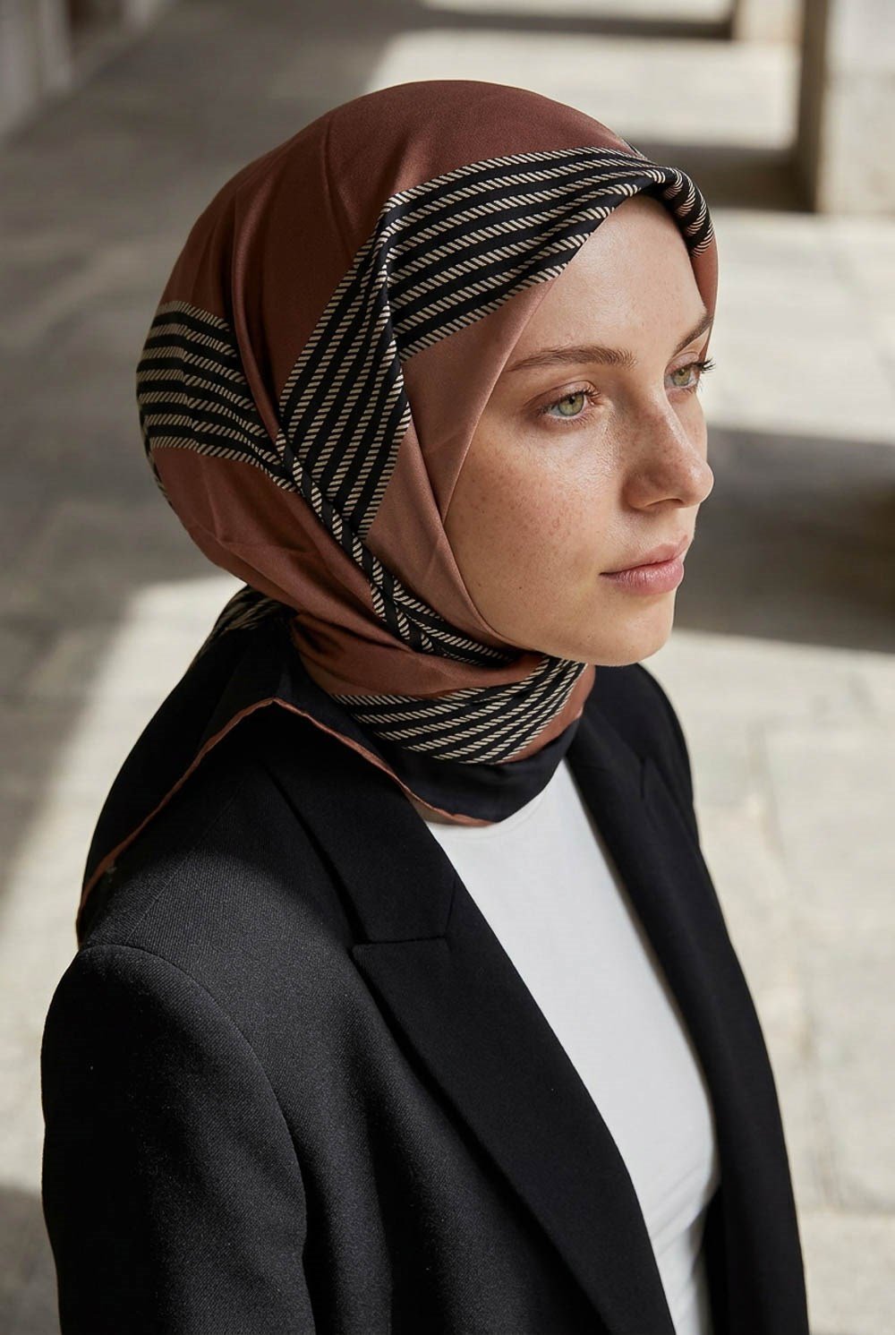 % 57 İPEK % 43 VİSKON Twill İpek Geometrik Desenli Bakır Renkli 90x90 Eşarp Dikim Şekli : El Dikişi