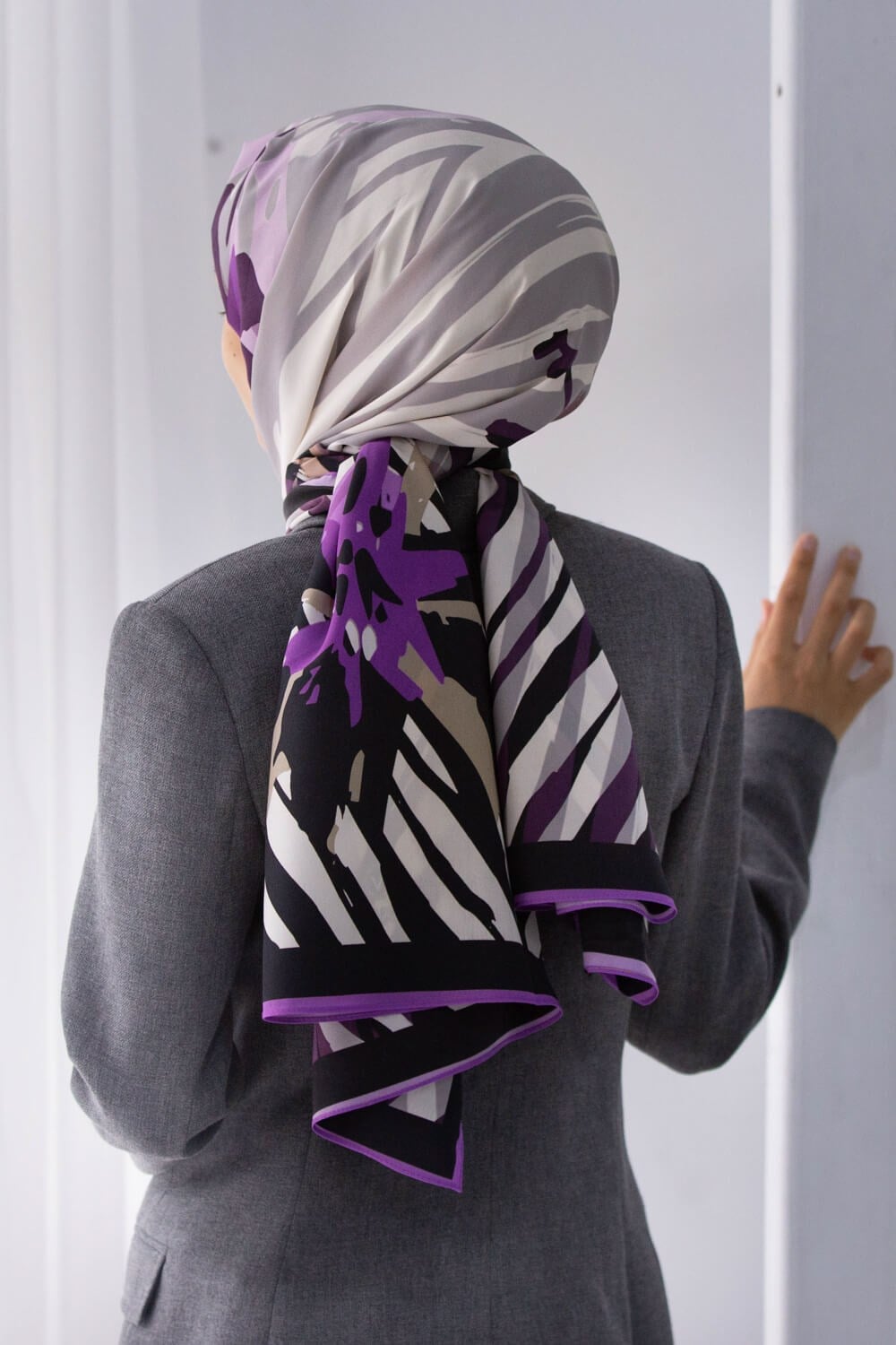 KREP ZEBRA VE ÇİÇEK DESENLİ LİLA RENKLİ 75X195 KIRIŞMAZ ŞAL
