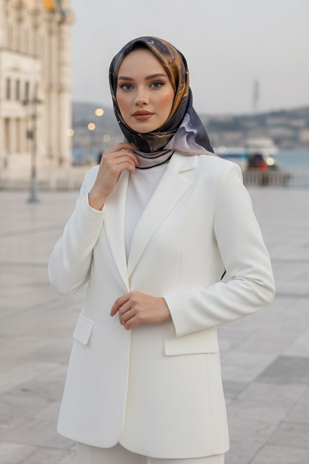%100 Twill İpek Batik Desenli Lacivert - Camel Renkli 90x90 Eşarp Dikim Şekli : El Dikişi