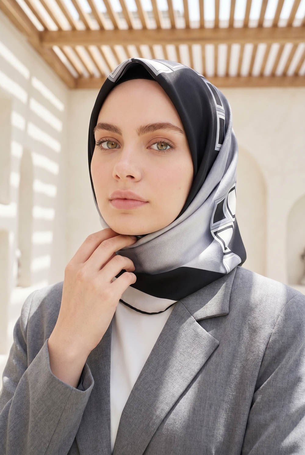 %100 Twill İpek Geometrik Desenli Siyah - Gri Renkli 90x90 Eşarp Dikim Şekli : El Dikişi