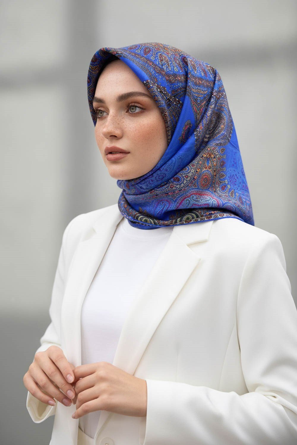 %100 Twill İpek Şal Desenli Saks Renkli 90x90 Eşarp Dikim Şekli : El Dikişi