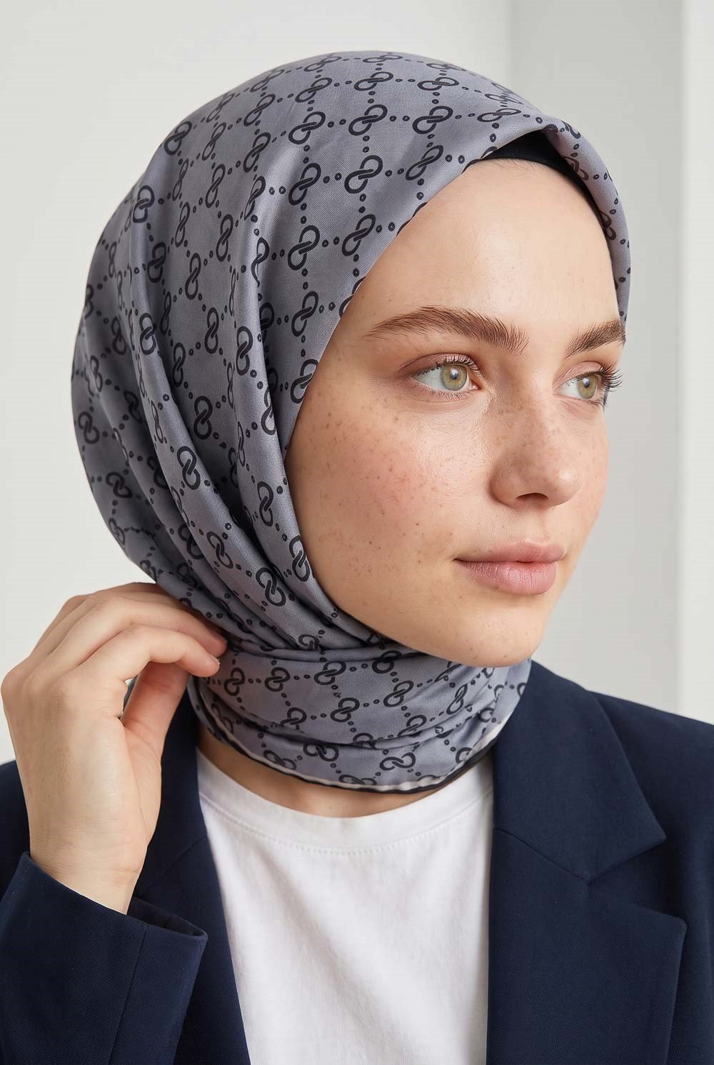 %57 İPEK %43 VİSKON Twill İpek Leopar Desenli Siyah - Gri Renkli 90x90 Eşarp Dikim Şekli : El Dikişi
