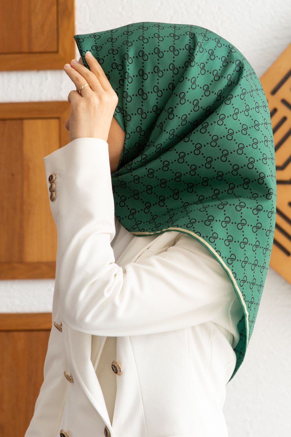 %57 İPEK %43 VİSKON Twill İpek Leopar Desenli Zümrüt Yeşili Renkli 90x90 Eşarp Dikim Şekli : El Dikişi
