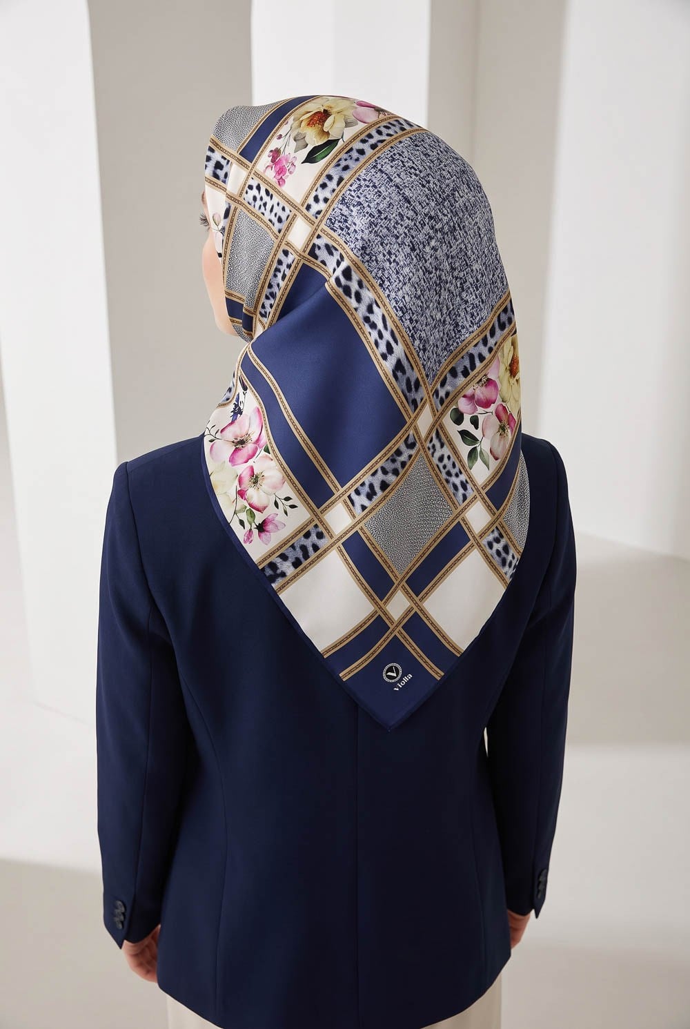 Twill Leopar ve Çiçek Desenli Lacivert - Krem Renkli 90x90 Eşarp (İpek İçermez) Dikim Şekli : El Dikişi