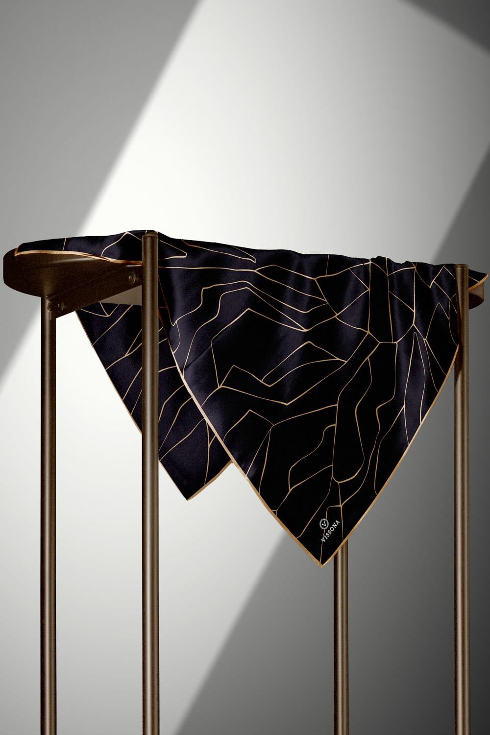 %100 Twill İpek Çizgi Desenli Siyah - Gold Renkli 90x90 Eşarp Dikim Şekli : El Dikişi