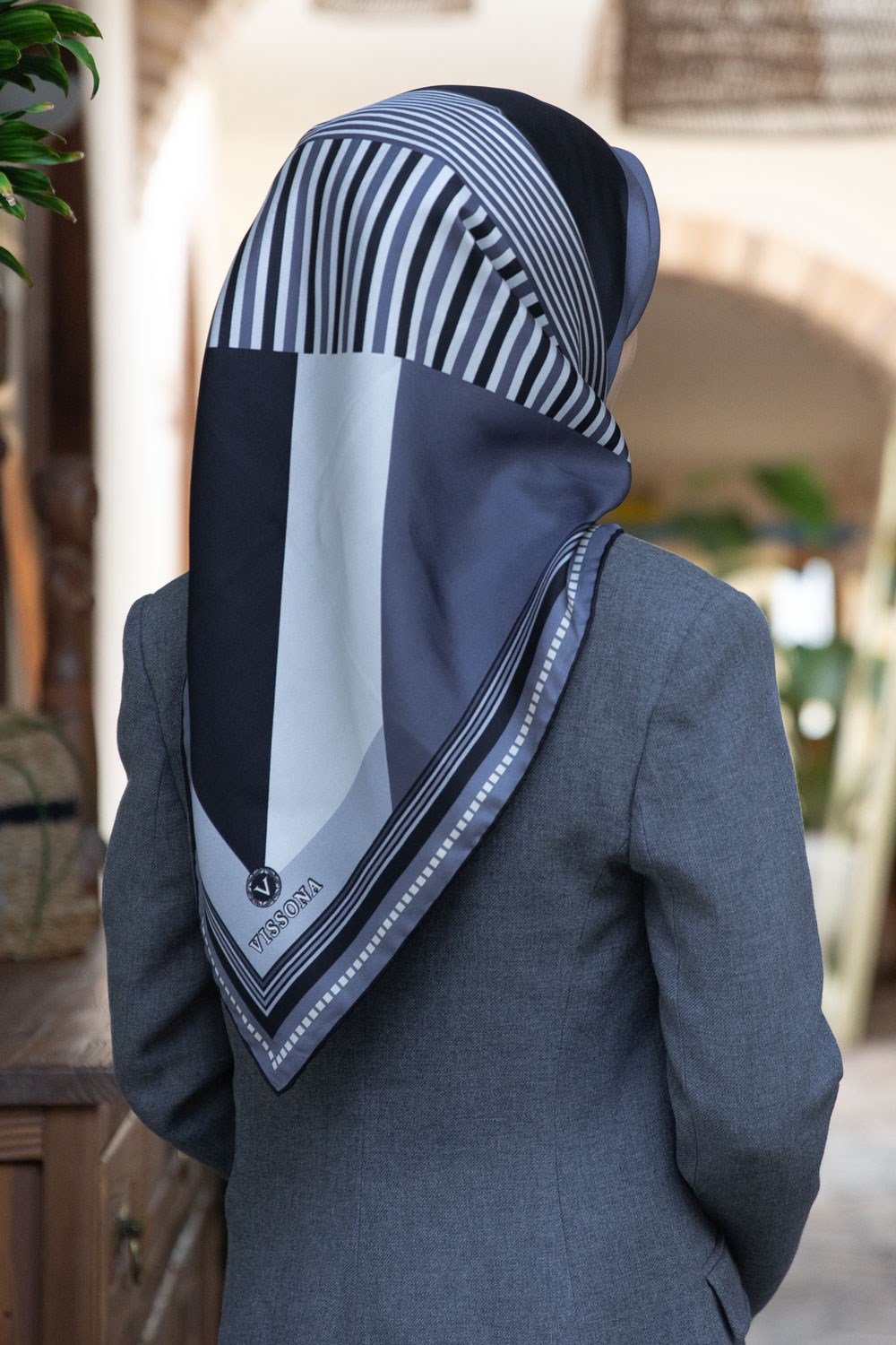 %100 Twill İpek Geometrik Desenli Gri Renkli 90x90 Eşarp Dikim Şekli : El Dikişi