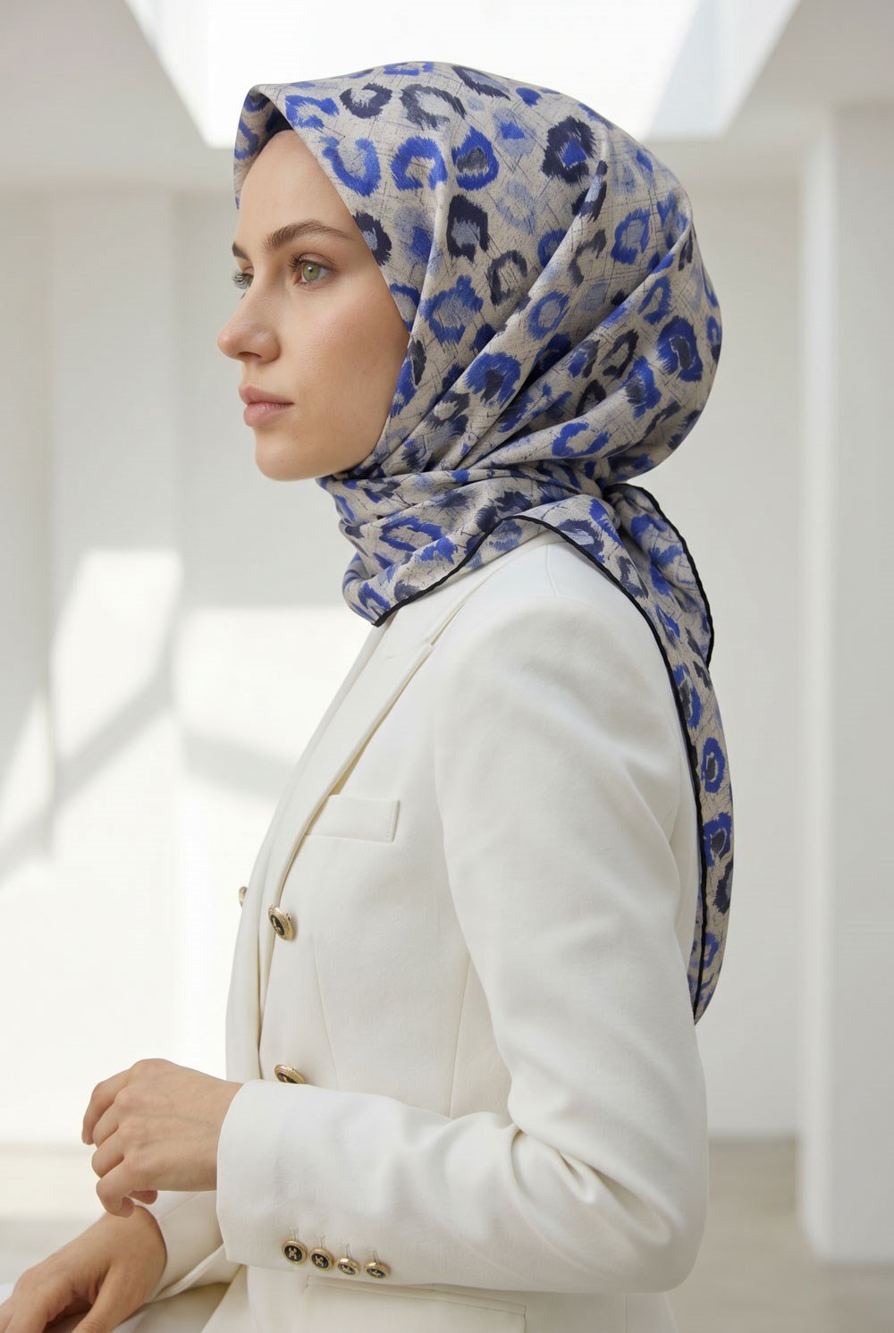 %100 Twill İpek Renkli Leopari Desenli Saks - Gri Renkli 90x90 Eşarp Kenar Dikiş Şekli El Dikişli