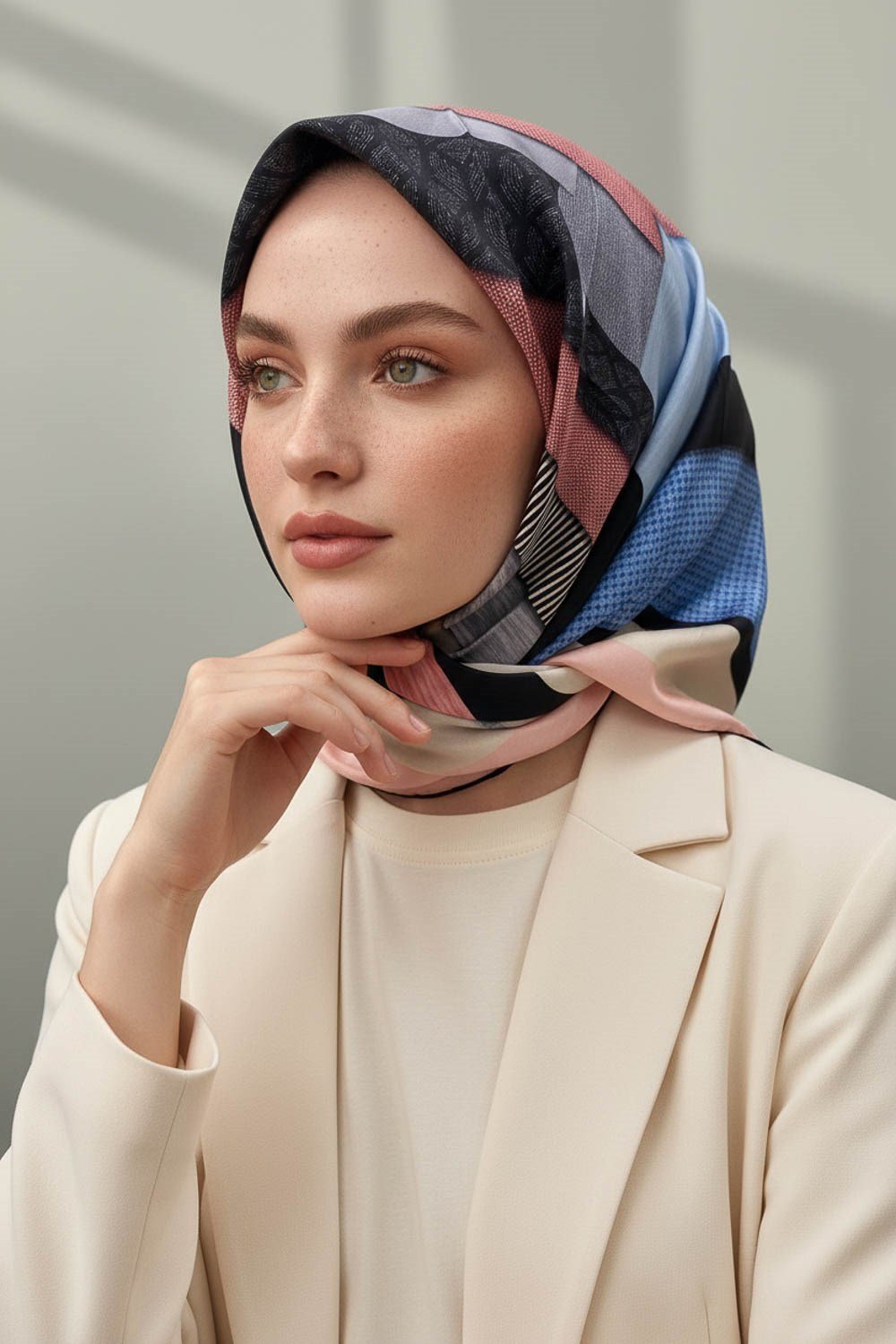 %100 Twill İpek Geometrik Desenli Bebe Mavisi - Pudra Renkli 90x90 Eşarp Dikim Şekli : El Dikişi