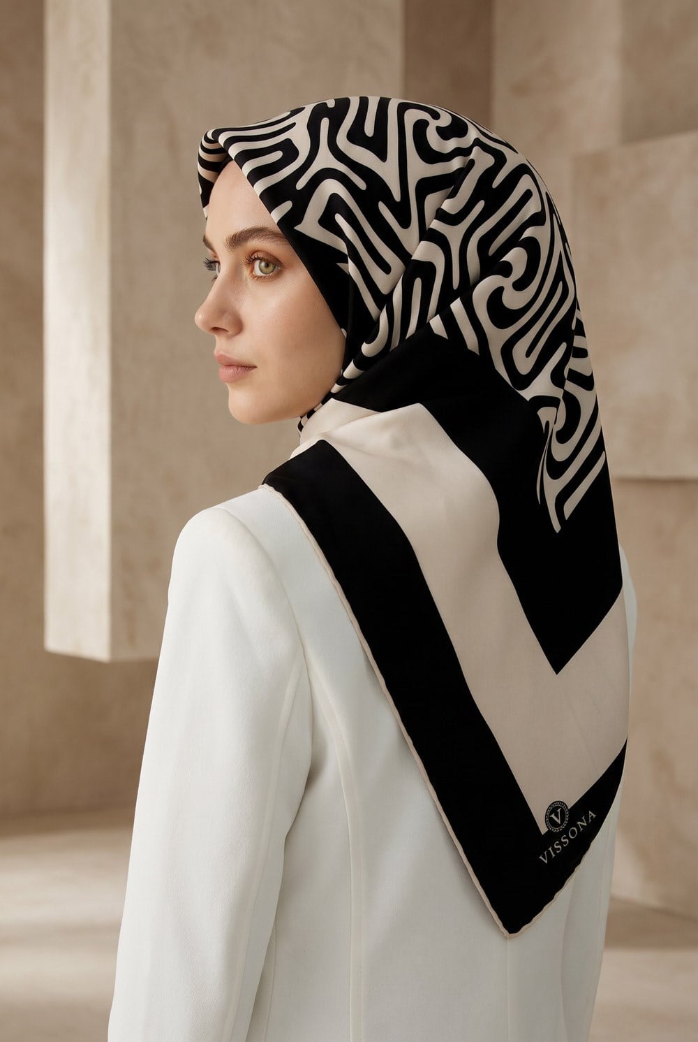 100% Twill İpek Bordürlü Dalga Desenli Siyah - Krem Renkli 90x90 Dikim Şekli : El Dikişi Eşarp
