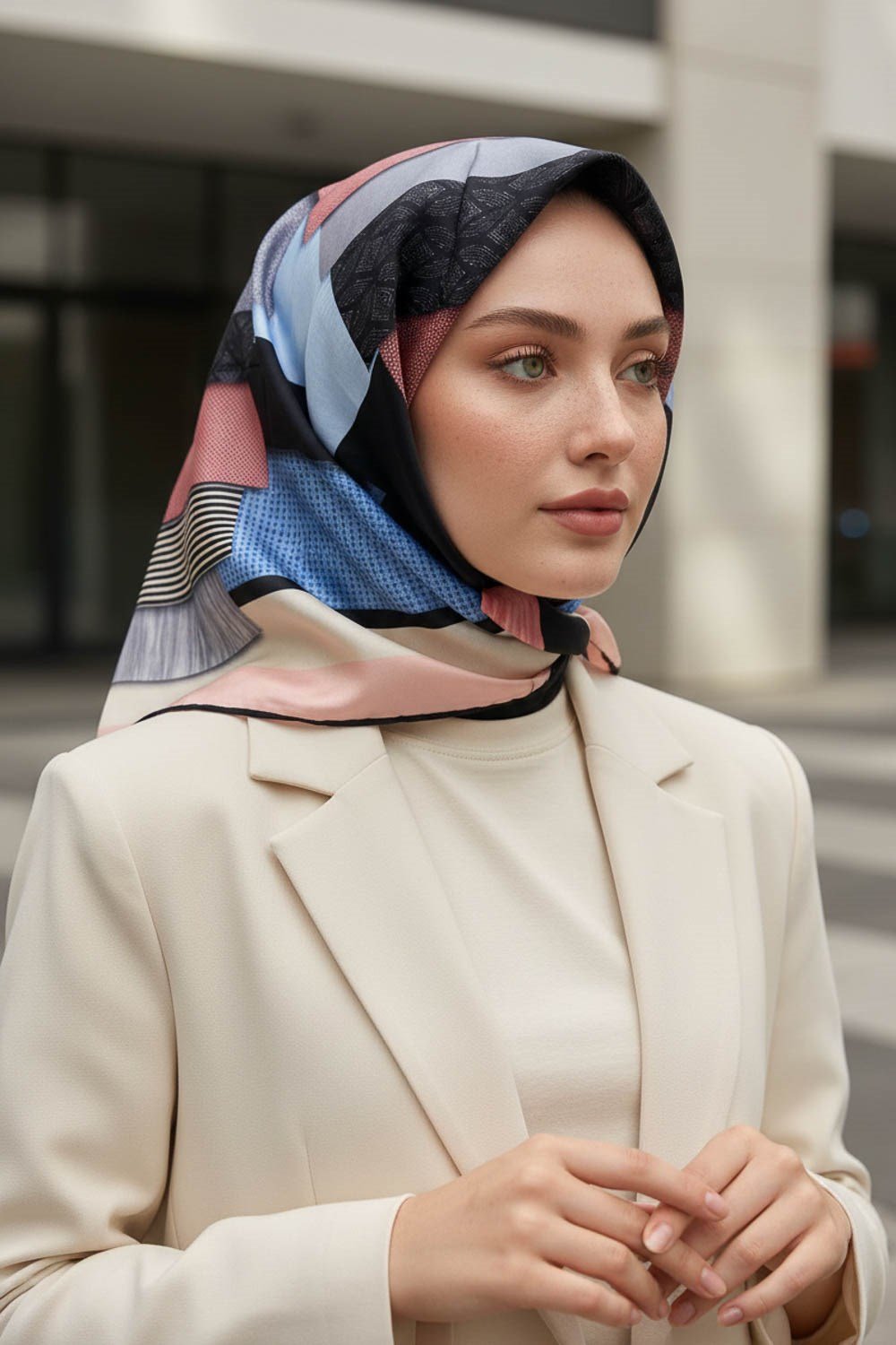 %100 Twill İpek Geometrik Desenli Bebe Mavisi - Pudra Renkli 90x90 Eşarp Dikim Şekli : El Dikişi
