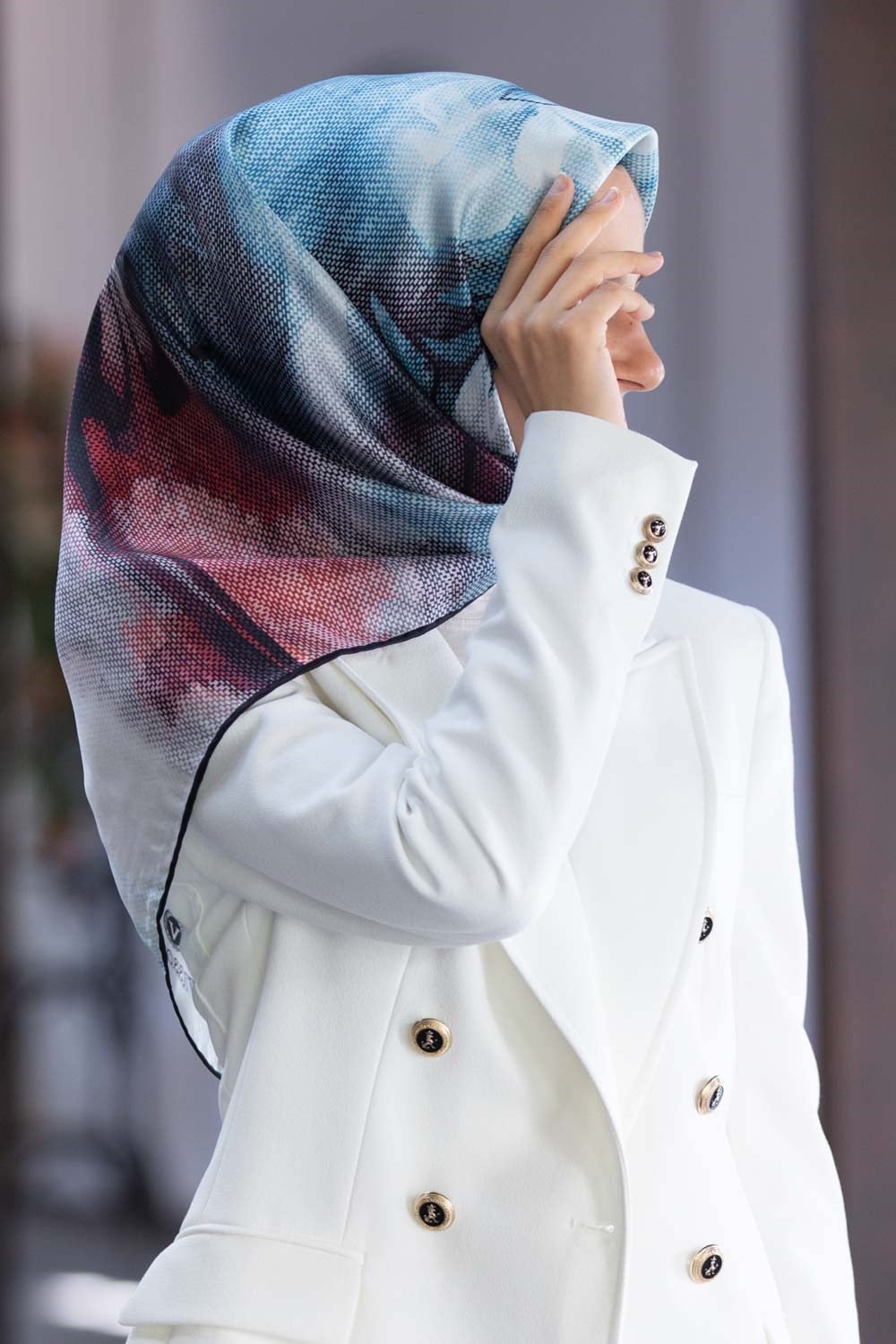 %100 Twill İpek Dokulu Ve Çiçek Desenli Turkuaz - Bordo Renkli 90x90 Eşarp Dikim Şekli : El Dikişi